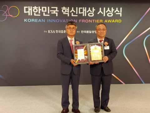 문성호 문창 대표이사가 대한민국 혁신대상을 수상하고 있다.