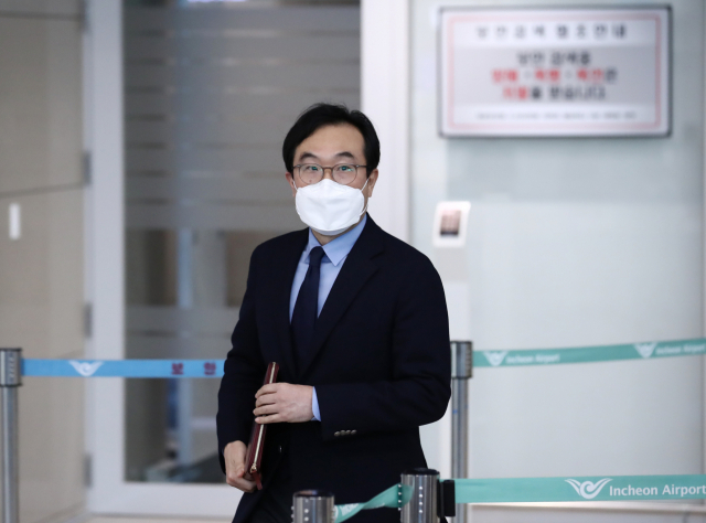 북한의 대남 공세 강화로 남북관계가 급속도로 얼어붙는 상황에서 미국을 방문한 이도훈 외교부 한반도평화교섭본부장이 20일 오후 인천국제공항 제2여객터미널을 통해 귀국하고 있다. 연합뉴스