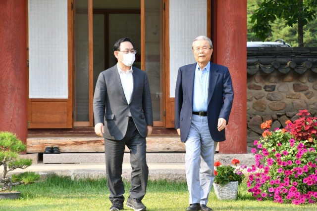 미래통합당 김종인 비상대책위원장(오른쪽)이 지난 20일 칩거 중인 주호영 원내대표를 충북 속리산 법주사에서 만나 대화하고 있다. 연합뉴스
