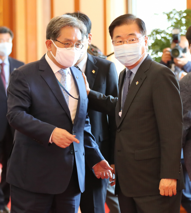 노영민 대통령 비서실장(왼쪽)과 정의용 국가안보실장이 16일 오후 청와대에서 열린 신임 대사 신임장 수여식에 참석, 대화하고 있다. 연합뉴스