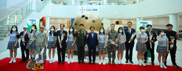 대한민국을 대표하는 호국 영웅 8명이 22일 경북 칠곡군에 모여 백선기 칠곡군수 및 순심여고 학생들과 함께 파이팅을 외치고 있다. 이현주 기자