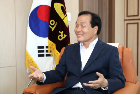 김주수 경북 의성군수가 22일 매일신문과의 단독 인터뷰를 통해 의성군 입장을 설명하고 있다. 이희대 기자