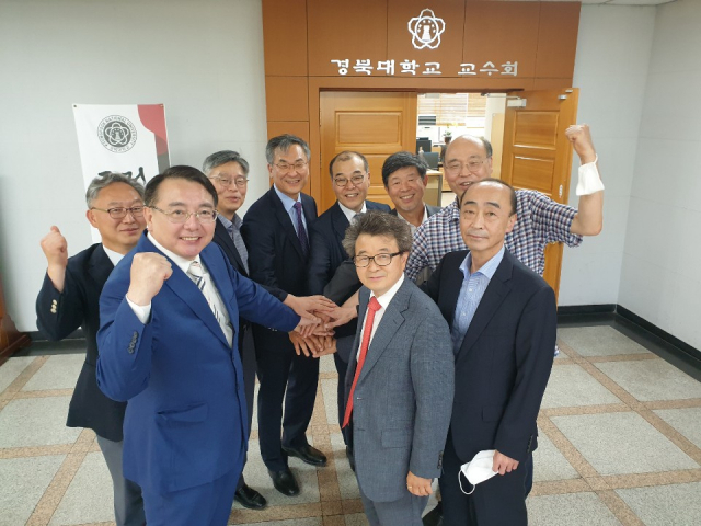 제19대 경북대총장선거 입후보자 9명이 경북대교수회 사무실 앞에서 깨끗한 선거를 펼칠 것을 다짐하고 있다. 경북대교수회 제공