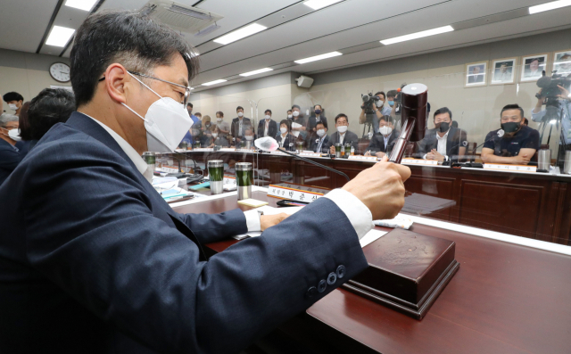 지난 11일 오후 세종시 정부세종청사 고용노동부에서 열린 최저임금위원회 1차 전원회의에서 박준식 위원장이 회의를 개의하며 의사봉을 두드리고 있다. 연합뉴스