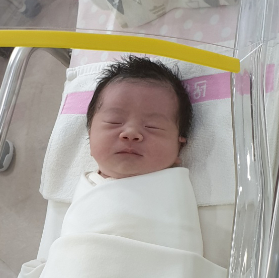 조주희(34)‧배성웅(32) 부부 둘째 딸 포도(3.0kg) 6월 9일 출생