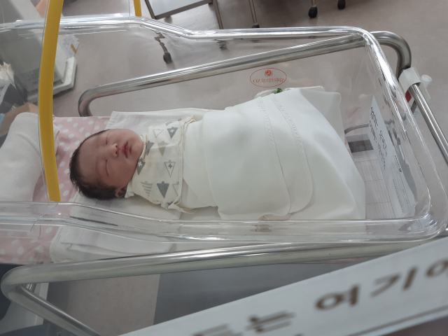 우경주(35)‧박선욱(35) 부부 둘째 아들 똑똑이(3.0kg) 6월 9일 출생