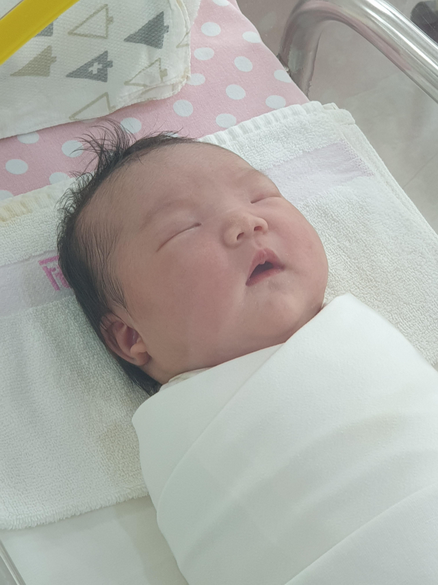 정아름(31)‧장재관(36) 부부 첫째 딸 똘망이(3.8kg) 6월 10일 출생