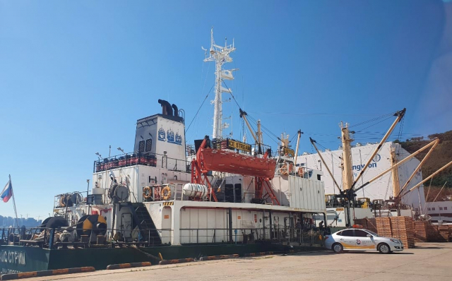22일 부산 감천항에 입항한 러시아 국적 냉동 화물선인 A호(3천401t). 이 배 선장 등 21명 중 16명이 코로나19 양성 판정을 받았다. 하역 작업 등을 위해 이 화물선에 올랐던 부산항운노조원과 선박 수리공 등 160명가량이 접촉자로 분류돼 조합원 대기실에 긴급히 격리됐다. 연합뉴스