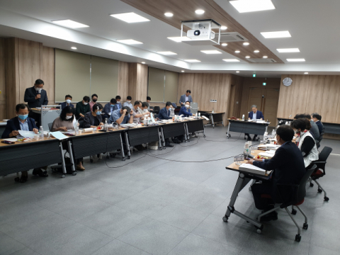 경상북도 도시계획위원회 위원들이 지난 19일 회의를 열고 안건을 심의하고 있다. 경북도 제공