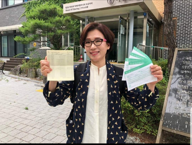 나눔의 집에서 생활하고 계신 할머니들 개인 계좌에 직접 기부한 후 인증 사진을 남긴 여명숙 전 게임물관리위원장. 미래대안행동 제공