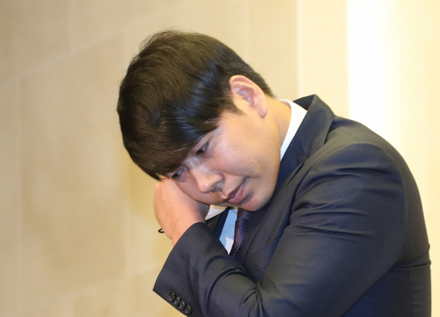 국내 프로야구 복귀를 추진 중인 전 메이저리거 강정호가 2020년 6월 23일 오후 서울 마포구 상암동의 한 호텔에서 사과 기자회견에 입장하고 있다. 지난 5일 귀국한 강정호는 2주간 자가격리를 마쳤다. 강정호는 이날 기자회견에서 음주운전 관련 논란 등에 대해 입장을 밝혔다. 연합뉴스
