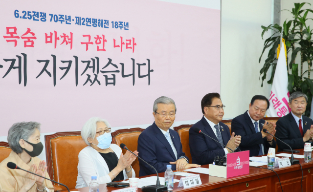 미래통합당 김종인 비상대책위원장(왼쪽 세번째 부터), 박진 외교안보특위원장 등이 23일 국회에서 6·25전쟁납북인사가족협의회 이미일 이사장 등 임원들을 만나고 있다. 연합뉴스