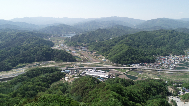 문의봉에서 바라본 지례면과 부항댐