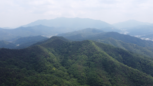 운남산에서 바라본 금오운남단맥, 절골산과 멀리 금오산이 보인다.