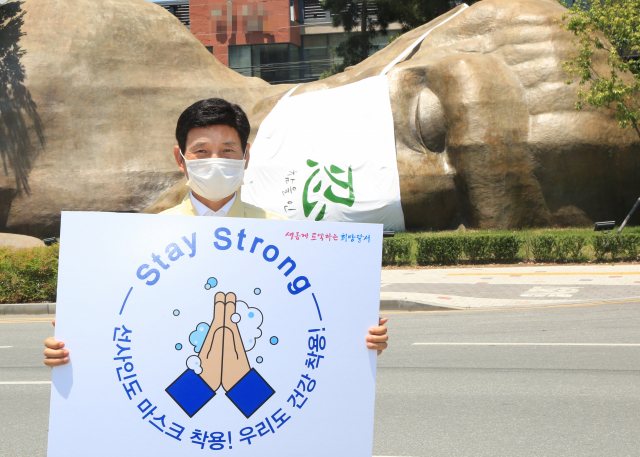 이태훈 달서구청장이 마스크를 쓴 선사시대로 조형물 앞에서 기념 촬영을 하고 있다. 달서구청 제공