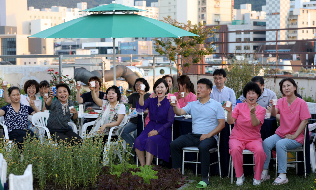 포스트 코로나 시대에 직장인들의 회식 문화도 달라지고 있다. 대구 수성구 내부모요양돌봄타운 직원들이 최근 탁 트인 야외 옥상에서 회식을 하고 있다. 김영진 기자 kyjmaeil@imaeil.com