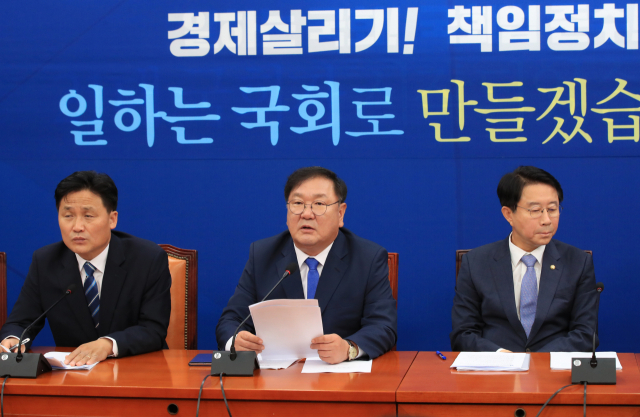 더불어민주당 김태년 원내대표가 23일 오전 서울 여의도 국회에서 열린 원내대책회의에서 발언하고 있다. 연합뉴스