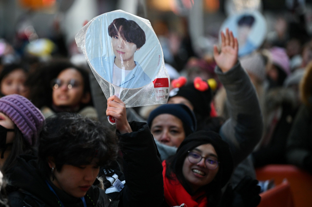 K팝 팬들이 미국 정치로까지 활동 영역을 넓히며 조직된 행동력을 보이고 있다고 미국 주요 언론들이 22일(현지시간) 보도했다. 사진은 지난 2월21일 그룹 BTS가 뉴욕의 록펠러 프라자를 방문했을때 K팝 팬들이 열광하는 모습. 연합뉴스