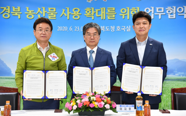 이철우 경북도지사, 이지호 웅진식품 대표이사, 이희진 영덕군수(왼쪽부터)가 23일 업무협약을 맺고 기념촬영했다. 경북도 제공