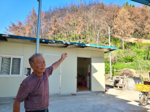 안동시 남후면 검암리에 사는 권오경 씨가 자신의 조립식 주택에서 안동 산불 당시 상황을 설명하고 있다. 김영진 기자