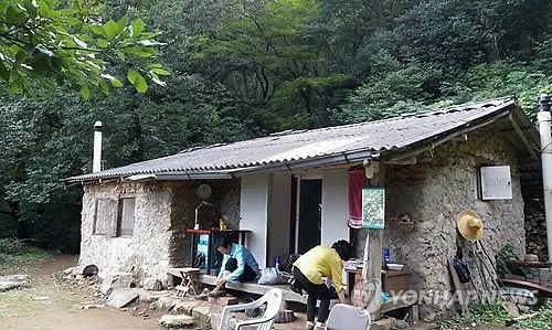 당시 선암사에 칩거 중이던 이재오 전 의원이 상념에 잠긴 표정.