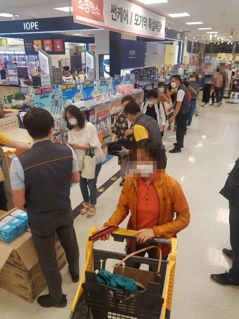 24일 오후 이마트 만촌점에 비말 차단용 마스크를 사려는 손님들이 순서를 기다리고 있다. 이마트 제공