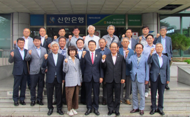 윤진필 경산산업단지관리공단 이사장과 입주기업체 대표들은 24일 미래통합당 윤두현 국회의원과 간담회를 한 후 기념촬영을 했다.경산산업단지관리공단 제공