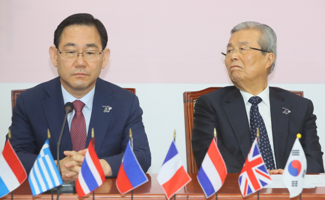 미래통합당 김종인 비상대책위원장(오른쪽), 주호영 원내대표가 25일 국회에서 열린 비상대책위원회의에서 굳은 표정을 짓고 있다. 연합뉴스