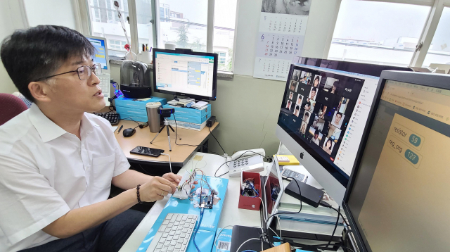 영진전문대 박성철 교수(컴퓨터정보계열)가 IoT장비를 활용 컴퓨터정보계열 1학년생들과 IT창의공학교과목 실습수업을 진행하고 있다. 영진전문대 제공