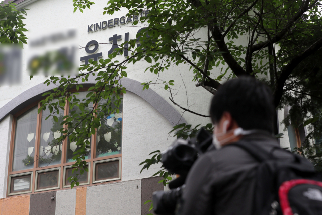 경기 안산시 소재 A 유치원에서 지난 16일부터 발생하기 시작한 식중독 증상 어린이가 지난 22일 기준 99명까지 늘어 보건당국이 역학조사에 나섰다. 일부 어린이는 용혈성요독증후군 증상까지 보이는 것으로 전해졌다. 사진은 25일 오후 안산시 소재 A 유치원 전경. 연합뉴스