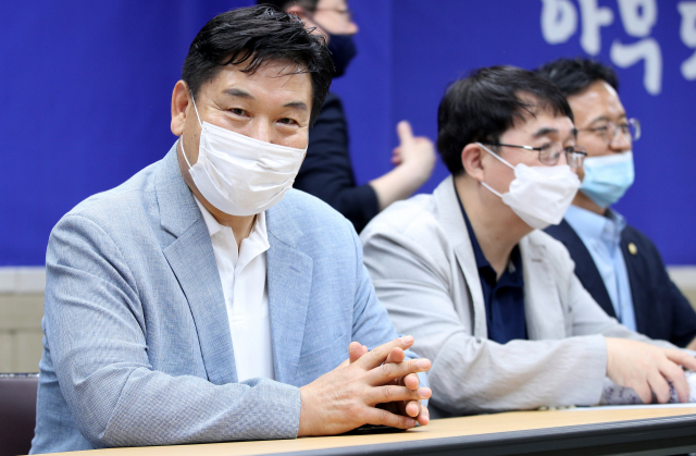 대구시 경제부시장 자리를 제의받은 더불어민주당 홍의락 전 의원이 25일 오후 더불어민주당 대구시당에서 열린 대구시당위원장 현안보고에 참석하고 있다. 김영진 기자 kyjmaeil@imaeil.com