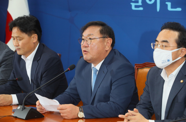 더불어민주당 김태년 원내대표(가운데)가 25일 국회에서 열린 원내대표단-상임위간사단 긴급 연석회의에서 발언하고 있다. 연합뉴스