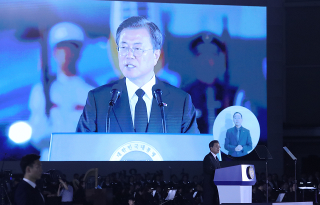 문재인 대통령이 25일 서울공항에서 열린 6·25전쟁 70주년 행사에서 기념사를 하고 있다. 연합뉴스