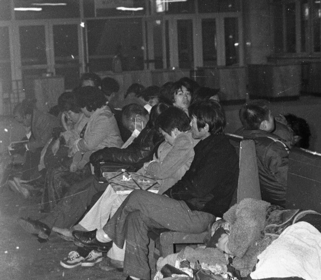 1970년대 통금 - 동대구역 대합실 모습. 매일신문 DB