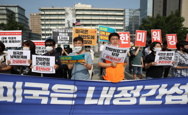 20일 오후 서울 광화문 주한 미국대사관 앞에서 815민족자주대회서울추진위가 연 기자회견에서 참가자들이 한미워킹그룹 해체, 한미연합군사훈련 중단 등을 요구하고 있다. 연합뉴스