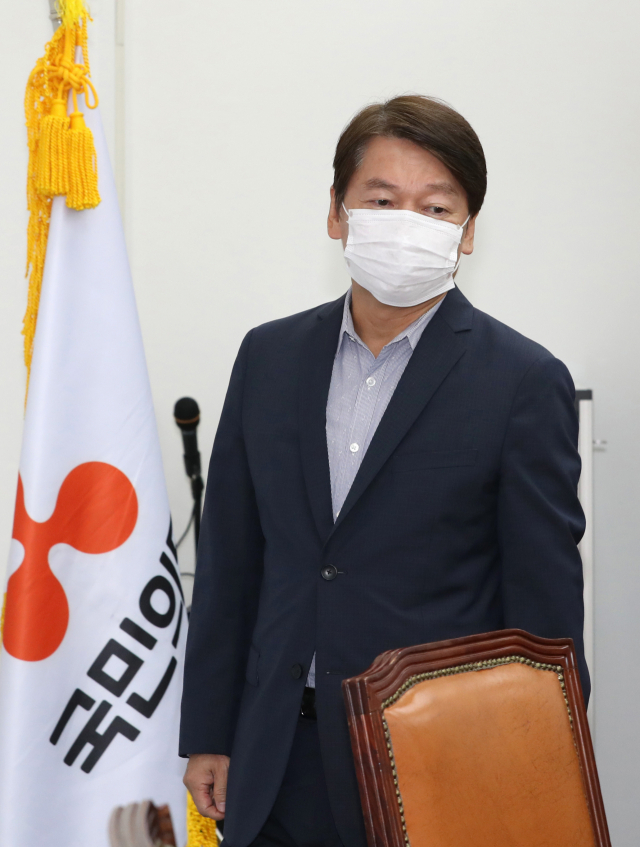 국민의당 안철수 대표가 26일 오전 서울 여의도 국회에서 열린 최고위원회의에 참석하고 있다. 연합뉴스