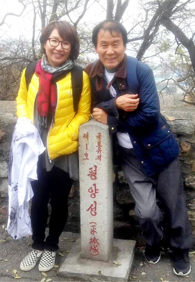 권용섭,여영난 부부화가가 평양성 표지석앞에서
