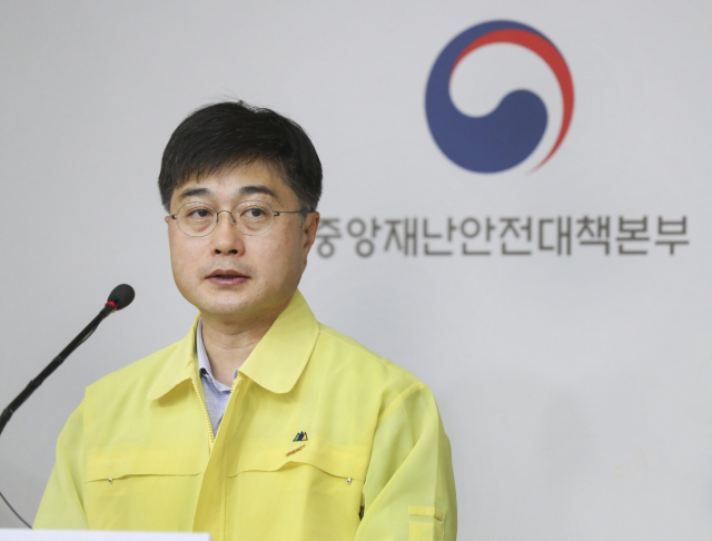 윤태호 중앙사고수습본부 방역총괄반장이 지난 22일 세종시 정부세종청사에서 코로나19 중앙재난안전대책본부 정례브리핑을 하고 있다. 연합뉴스