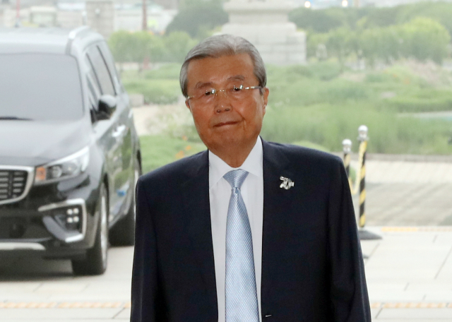 미래통합당 김종인 비상대책위원장이 26일 오전 국회 본청으로 출근하고 있다. 연합뉴스