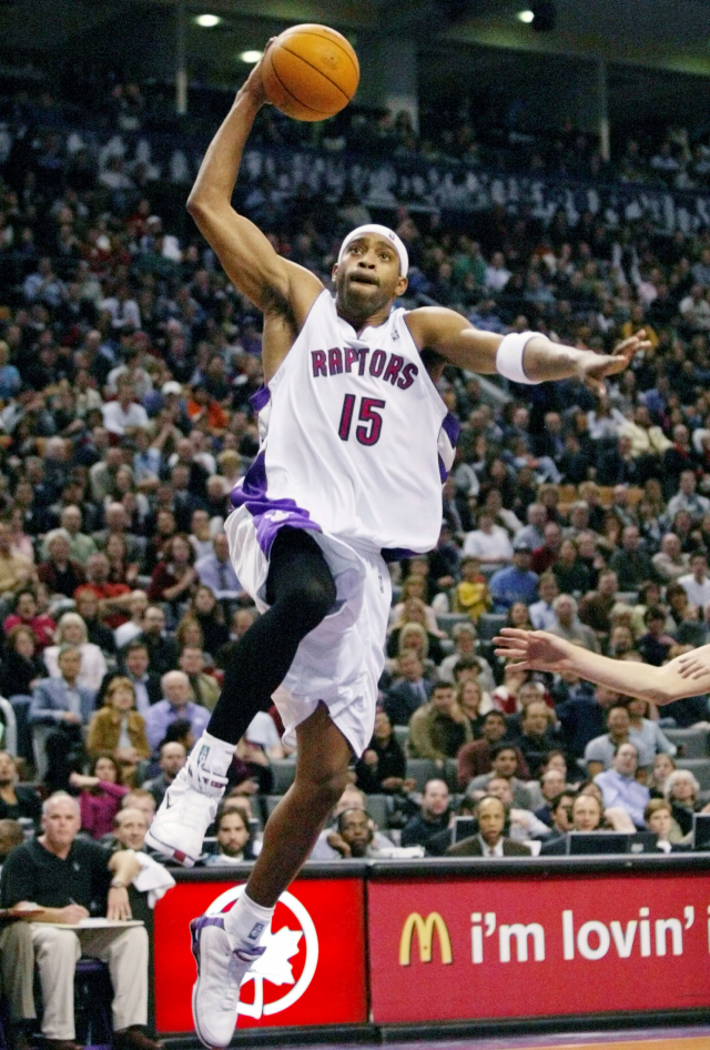 미국프로농구(NBA) 역사상 최초로 22시즌을 뛴 베테랑 가드 빈스 카터(43)가 26일 은퇴를 공식 선언했다. 사진은 토론토 랩터스 소속이던 2004년 시애틀 슈퍼소닉스와의 경기에서 상대 팀 림에 덩크슛을 시도하는 빈스 카터. 연합뉴스