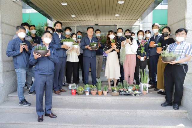 LX대구경북본부는 코로나19로 어려움에 처한 화훼농가를 돕고자 