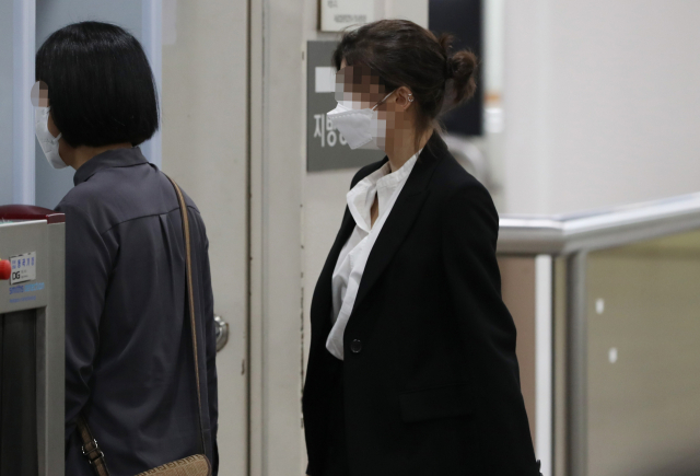 해외에서 마약을 투약하고 밀반입한 혐의로 기소돼 1심에서 징역형의 집행유예를 선고받은 홍정욱(50) 전 한나라당(미래통합당 전신) 국회의원 및 전 헤럴드 회장의 딸 홍모씨가 26일 서초동 서울고등법원에서 열리는 2심 선고공판에 출석하고 있다. 연합뉴스