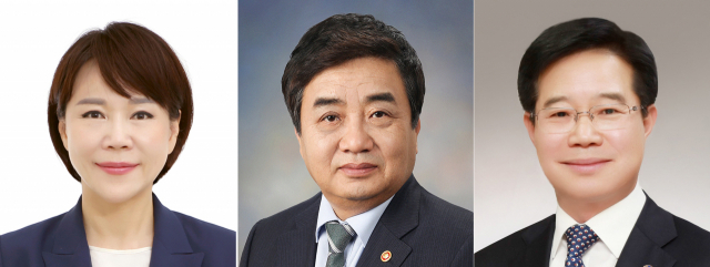 문재인 대통령은 26일 새 국민권익위원장(장관급)에 전현희 전 더불어민주당 의원(왼쪽)을, 새 경찰청장에 김창룡 부산지방경찰청장(오른쪽)을 각각 내정했다. 또한 한상혁 방송통신위원회 위원장의 연임을 결정했다. 연합뉴스