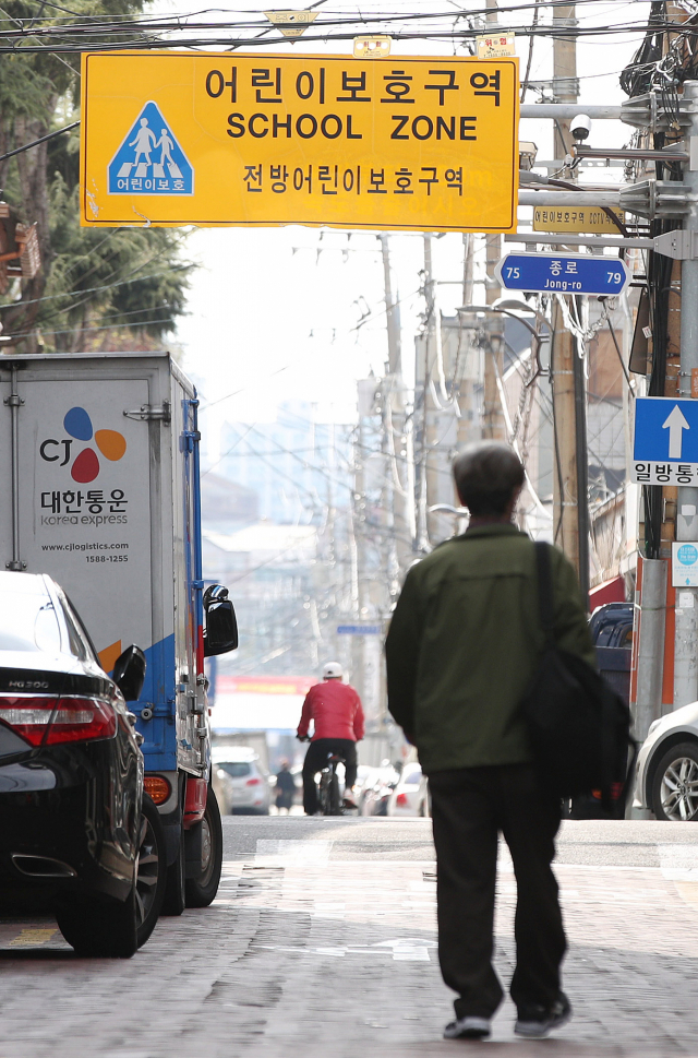 대구시내의 한 초등학교 인근 도로에 스쿨존 안내 간판이 설치돼 있다. 매일신문 DB