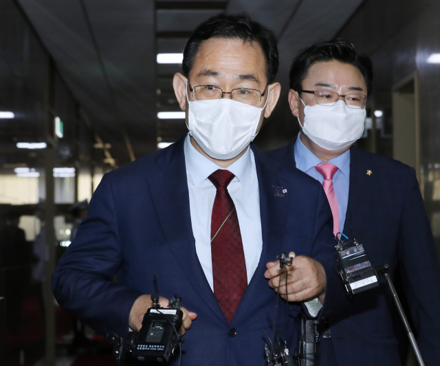 박병석 국회의장과 여야 원내대표 회동에 나섰던 미래통합당 주호영 원내대표가 26일 오후 국회 의장실을 나서며 취재진의 질문에 답하고 있다. 연합뉴스