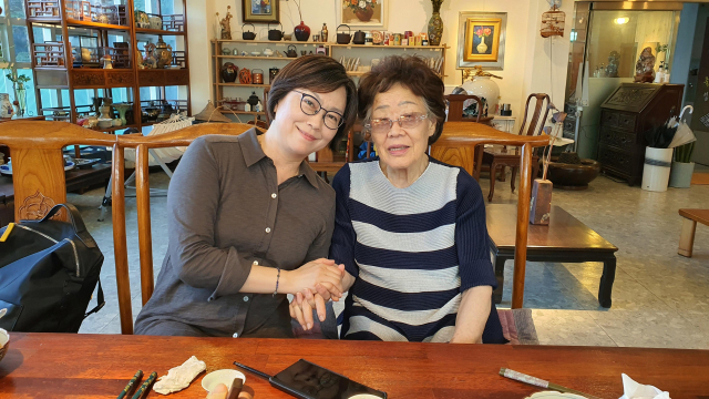 26일 오후 대구시 남구 한 카페에서 이용수 할머니(오른쪽)와 이나영 정의기억연대 이사장이 만나고 있다. 연합뉴스