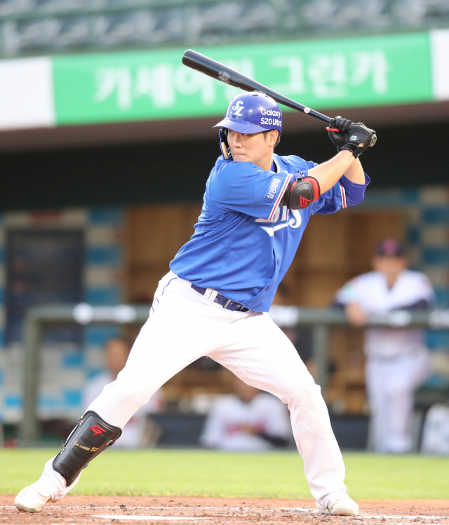 삼성라이온즈 이성곤이 26일 롯데자이언츠와의 주말 원정 1차전에서 프로 데뷔 첫 홈런을 쳐냈다. 삼성라이온즈 제공
