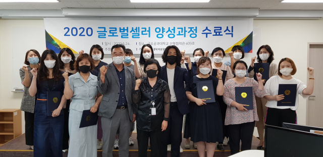 경북여성정책개발원(원장 최미화·앞줄 가운데) 관계자들과