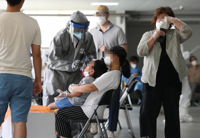 26일 신종 코로나바이러스 감염증(코로나19) 확진자가 발생한 서울 관악구 왕성교회에 설치된 임시 선별진료소에서 교인들이 검체 채취를 받고 있다. 연합뉴스