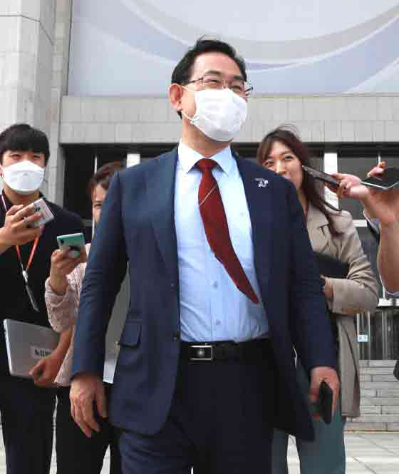 미래통합당 주호영 원내대표가 26일 서울 여의도 국회 본청을 나서고 있다. 연합뉴스